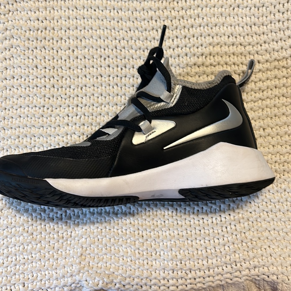 Nike Future Court 2 Basketball Shoes  Black Youth Size 4